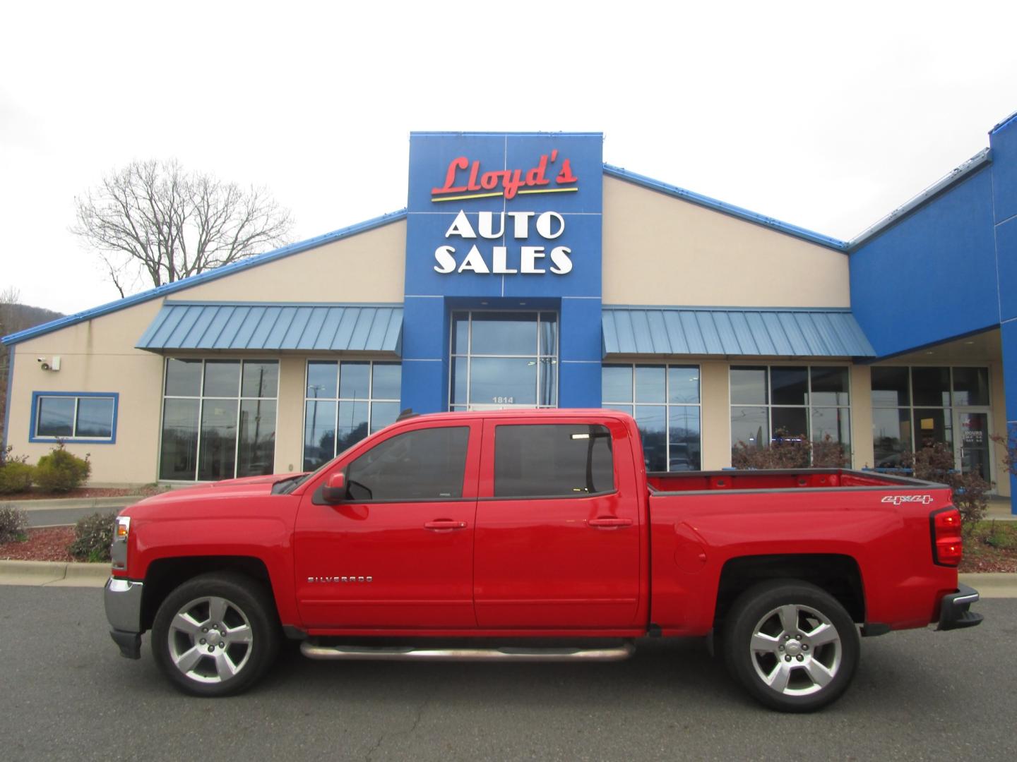 2017 RED /Black / Cloth Chevrolet Silverado 1500 LT Crew Cab 4WD (3GCUKRECXHG) with an 5.3L V8 OHV 16V engine, 6A transmission, located at 1814 Albert Pike Road, Hot Springs, AR, 71913, (501) 623-1717, 34.494228, -93.094070 - Photo#0